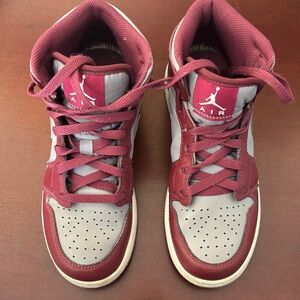 Boys Jordan Sneakers in Burgundy and White size 5. Excellent used condition